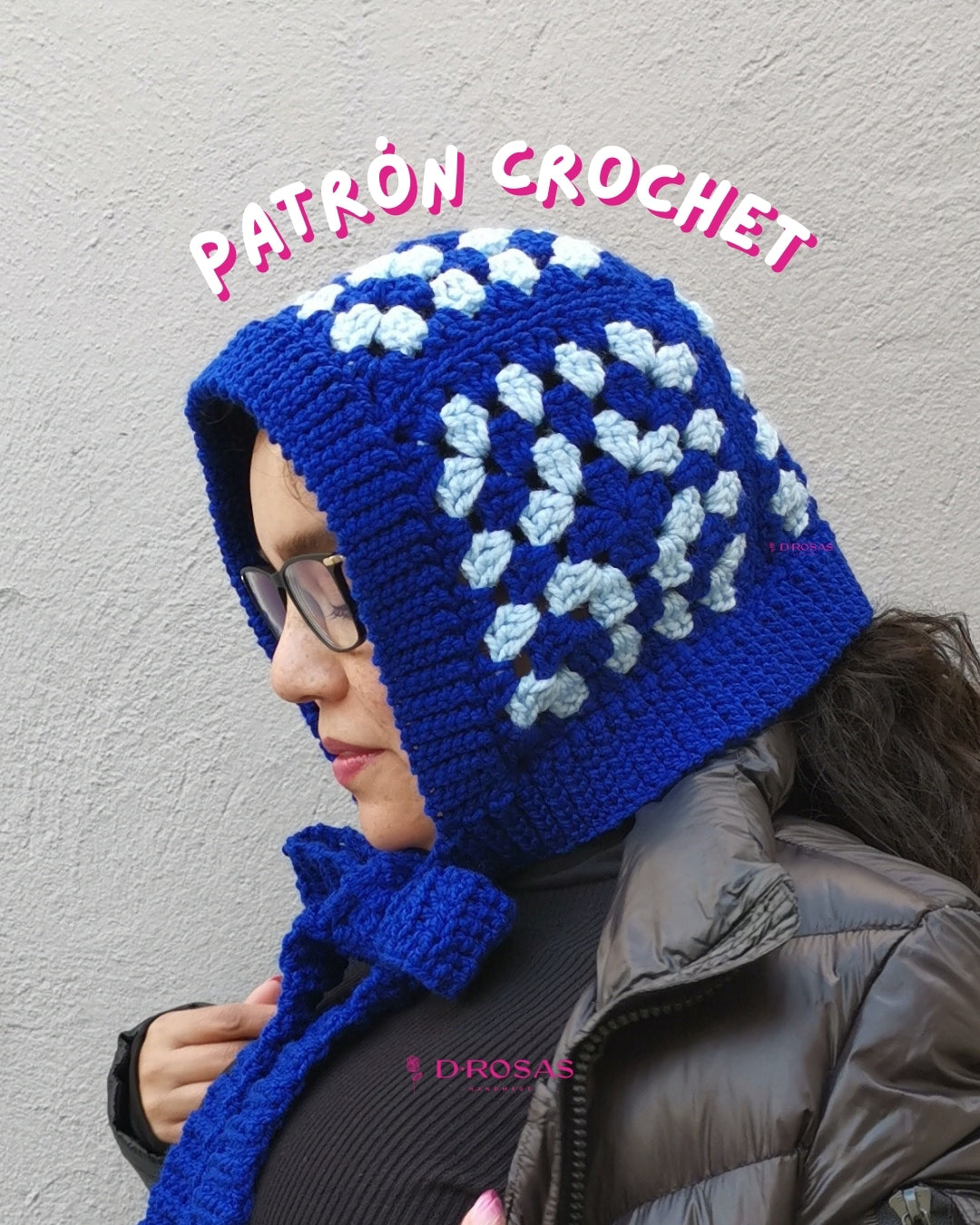 Gorro tipo bonnet hecho de cuadros de granny square, se hace bufanda el cuello con un moño, siendo usando por una mujer con lentes, con las palabras patron crochet en la parte superior de la imagen.